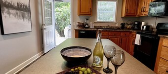 Beautiful End Unit, Hot Tub, Walk to river tubing!