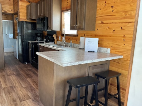 冷蔵庫、電子レンジ、オーブン、コンロ. Tiny Homes for Rent, minutes to the Casino, Golf Course & Water Park