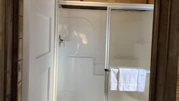 Douche, sĂšche-cheveux, serviettes fournies, papier toilette