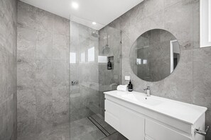 Bathtub, hair dryer, towels - Bluehaven Woolgoolga (Woolgoolga)
