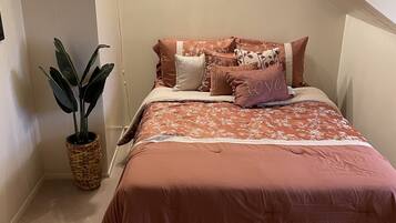 2 bedrooms, desk, WiFi