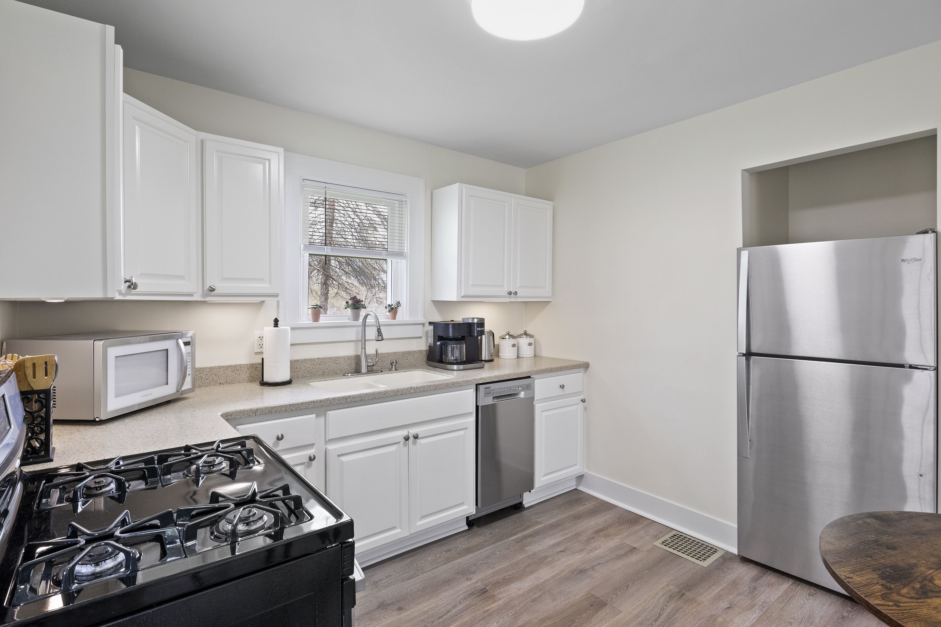 Refrigerador, microondas, horno y parrilla de estufa 