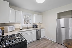 Jääkaappi, mikroaaltouuni, uuni, liesi