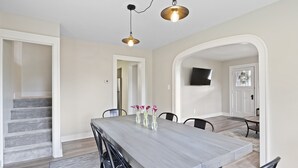 A dining area with a grey table, black chairs, and a chandelier. - Family and dog friendly☆3BR house☆Porch swing☆Mars☆PGH☆Cranberry (Mars)