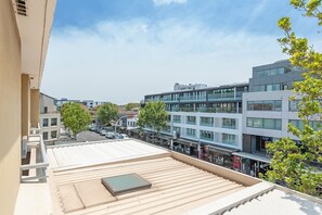 Property grounds - Cremorne - MP303 Military Road - Convenient Studio in the Heart of Cremorne with Shops, Dining Transport at Doorstep (Cremorne)