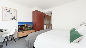 1 dormitorio, tabla de planchar con plancha, wifi y ropa de cama