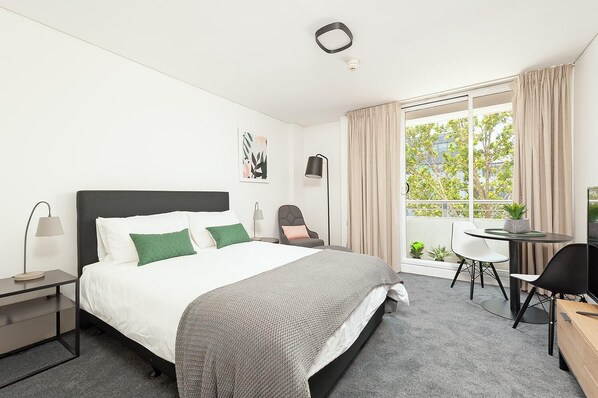 1 dormitorio, tabla de planchar con plancha, wifi y ropa de cama