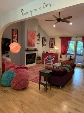 Smart TV - Charming 5-bedroom Home by the Sea (Manchester-by-the-Sea)