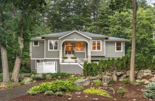 Charming 5-bedroom Home by the Sea