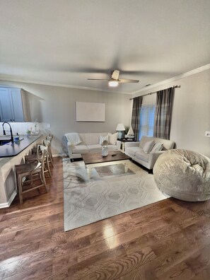 Smart TV - 4br/2.5 bath, beach getaway, pool, pet friendly, close to beaches, restaurants (Rehoboth Beach)