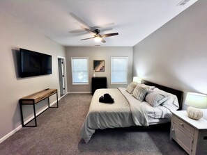 4 habitaciones, escritorio y tabla de planchar con plancha 