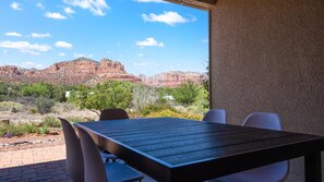 Outdoor dining - Family Run*Best Views* Hot Tub*Fireplace*King beds*TVs*Toys*Games*peaceful (Sedona)