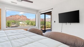 3 bedrooms, desk, iron/ironing board, travel crib - Family Run*Best Views* Hot Tub*Fireplace*King beds*TVs*Toys*Games*peaceful (Sedona)