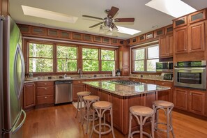 冷蔵庫、電子レンジ、オーブン、コンロ