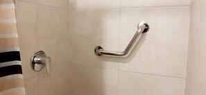 Doccia, asciugamani, sapone, shampoo