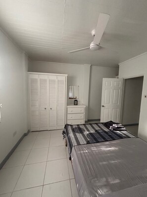 2 habitaciones, tabla de planchar con plancha, wifi y ropa de cama