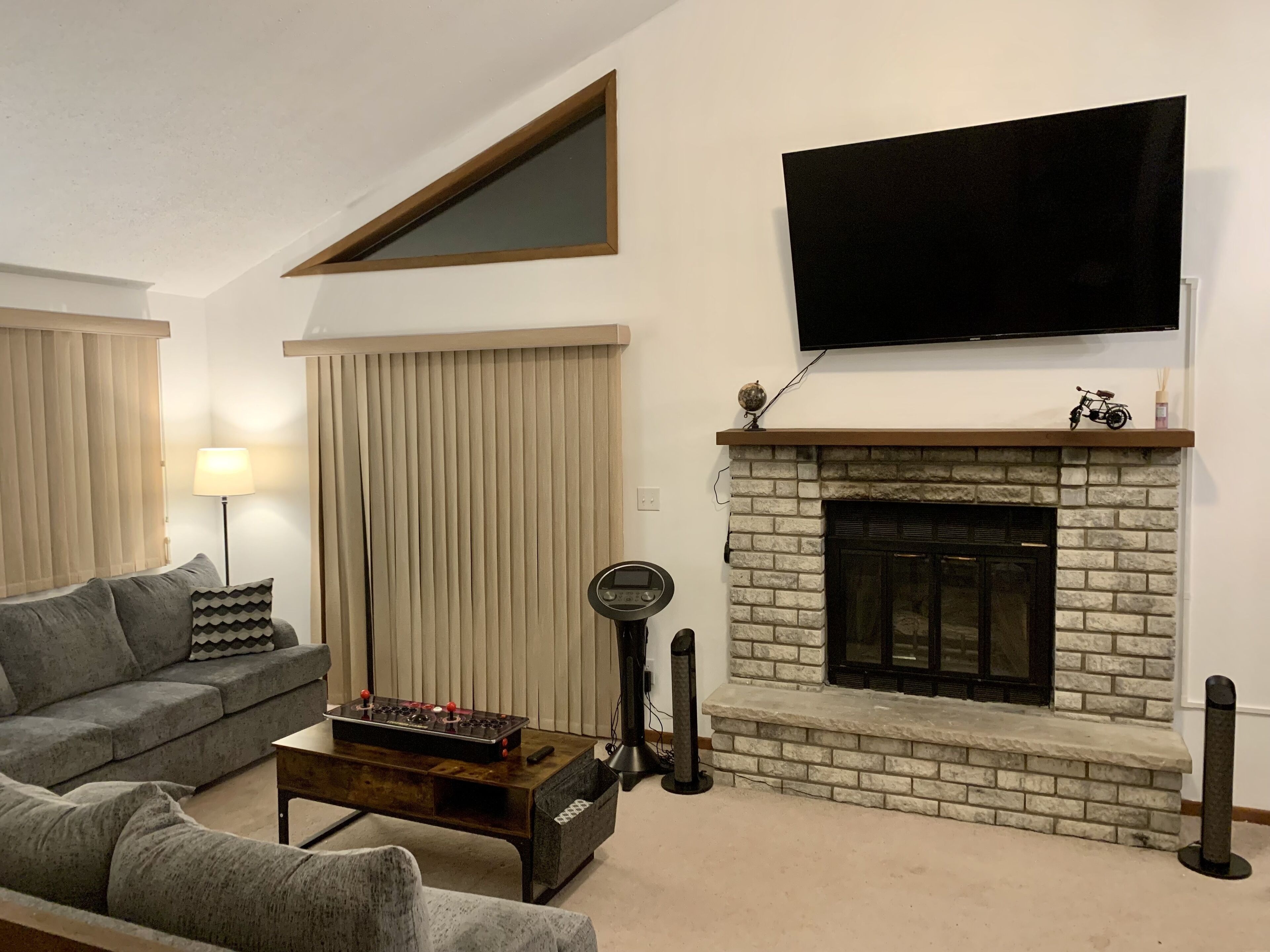 Téléviseur connecté, foyer, jeux vidéo, sélection de musique