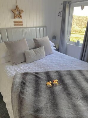 1 bedroom, iron/ironing board, WiFi, bed sheets - A beautiful, unique lodge, made for two (Lampeter)