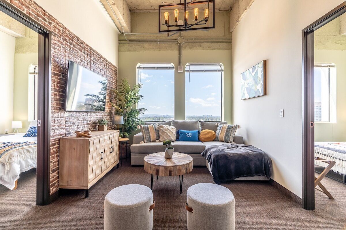 907 · Unmatched Views | 2BD+Den | 6Mi to Disney | W/D