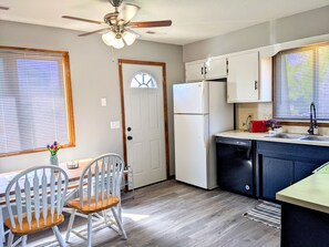 Kjøleskap, mikrobølgeovn, ovn og oppvaskmaskin