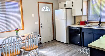 Renovated 2-bedroom unit minutes to downtown Omaha