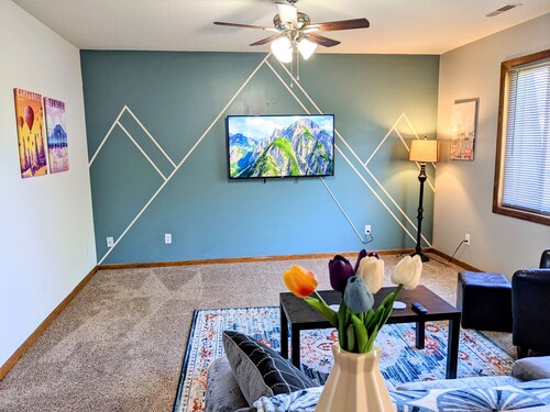 Renovated 2-bed apt, right next to downtown Omaha