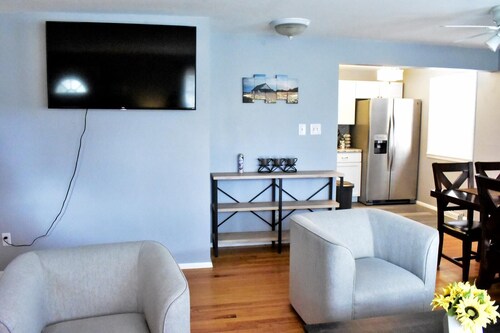 Modern & Spacious ~ Near Bill Snyder ~ ♛Royal Beds