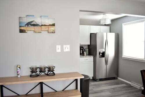 Modern & Spacious ~ Near Bill Snyder ~ ♛Royal Beds