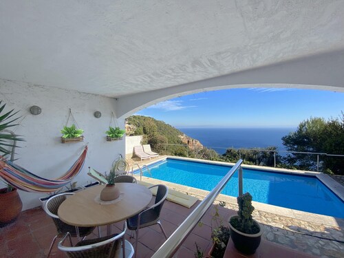 Terraced house with swimming pool for rent in Sa Tuna, Begur.