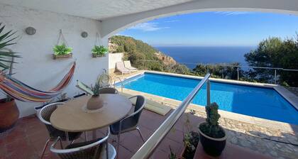 Terraced house with swimming pool for rent in Sa Tuna, Begur.