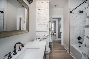 Ensemble douche/baignoire, sĂšche-cheveux, serviettes fournies, savon