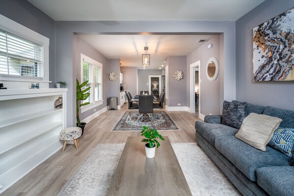 Smart TV, books - Spacious Home Close to downtown SA (San Antonio)