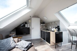 Een koelkast, een magnetron, een kookplaat