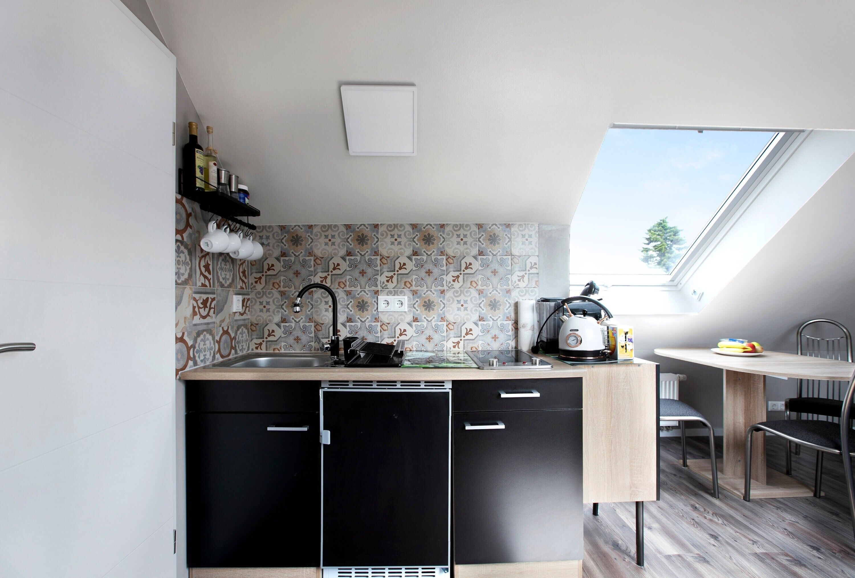 Kühlschrank, Mikrowelle, Herdplatte, Wasserkocher mit Kaffee-/Teezubehör