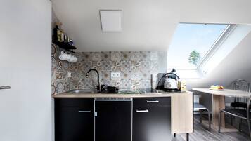 Kühlschrank, Mikrowelle, Herdplatte, Wasserkocher mit Kaffee-/Teezubehör