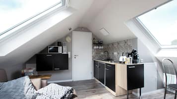 Kühlschrank, Mikrowelle, Herdplatte, Wasserkocher mit Kaffee-/Teezubehör