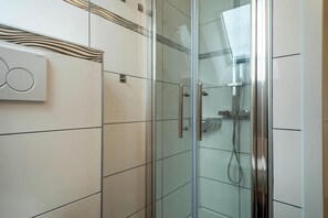 Douche, sĂšche-cheveux, serviettes fournies