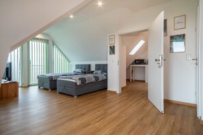 2 bedrooms, free WiFi, bed sheets - Holiday Apartment 'Alpenblick' with Mountain View, Balcony & Wi-Fi (Friedrichshafen)