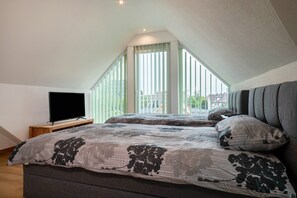 2 bedrooms, free WiFi, bed sheets - Holiday Apartment 'Alpenblick' with Mountain View, Balcony & Wi-Fi (Friedrichshafen)