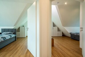 2 bedrooms, free WiFi, bed sheets - Holiday Apartment 'Alpenblick' with Mountain View, Balcony & Wi-Fi (Friedrichshafen)
