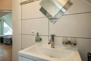 Een douche, een haardroger, handdoeken