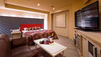 Double Room | Bathroom | Separate tub and shower, free toiletries, hair dryer, bidet