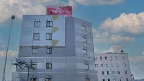 En hotelbygning med flere etager, med skilt der viser 