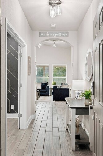 Family Luxury Retreat Near Sea World with King Bed