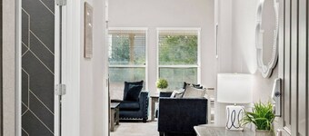 Family Luxury Retreat Near Sea World with King Bed