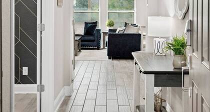 Family Luxury Retreat Near Sea World with King Bed