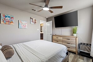 4 bedrooms, iron/ironing board, travel cot, free WiFi - Family Luxury Retreat Near Sea World with King Bed (San Antonio)