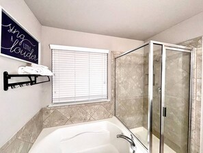 Tina con regadera, secadora de cabello, toallas, jabón 