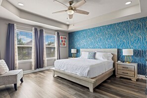 4 bedrooms, iron/ironing board, travel cot, free WiFi - Family Luxury Retreat Near Sea World with King Bed (San Antonio)