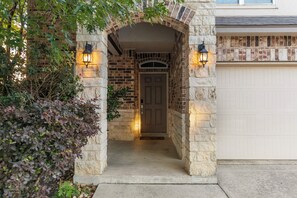 Exterior detail - Family Luxury Retreat Near Sea World with King Bed (San Antonio)